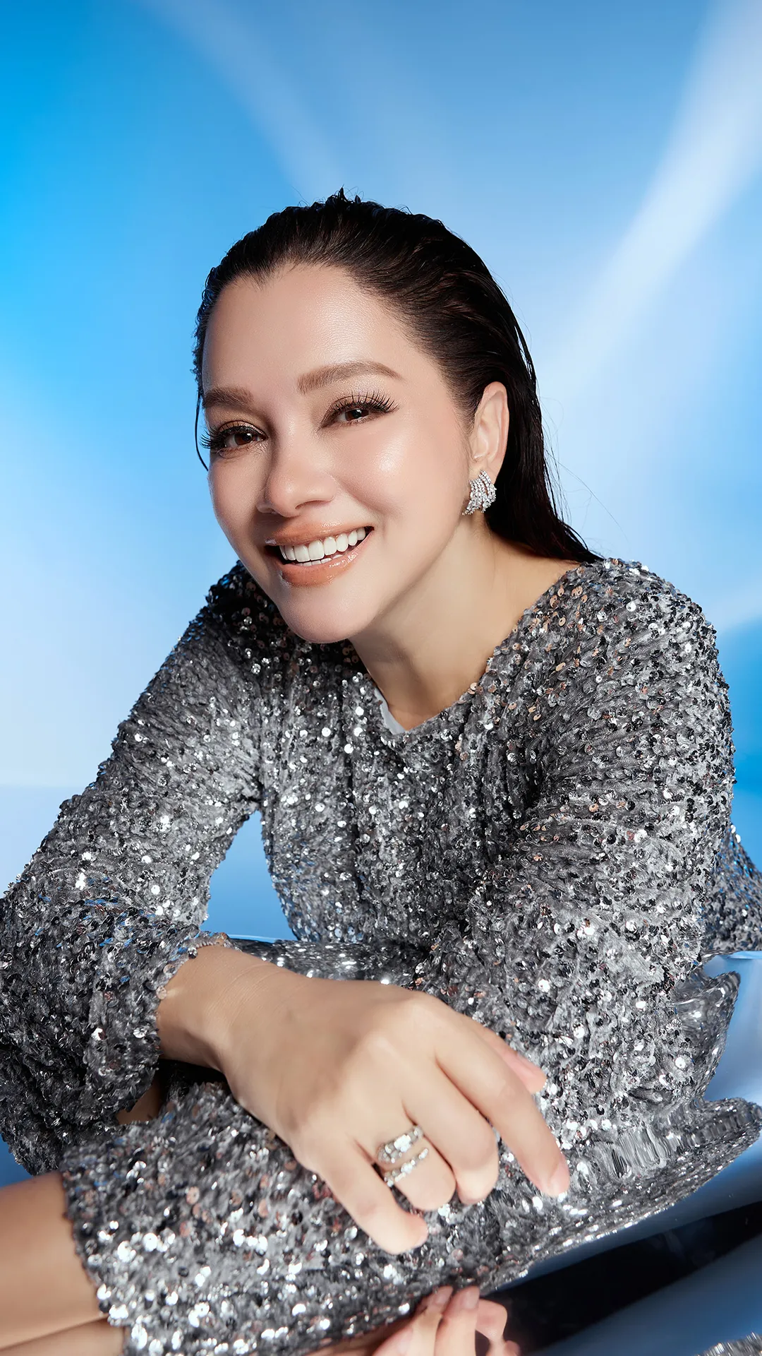 หญิงสาวในชุดสีเงินบนฉากสีน้ำเงินจาก COSDENT